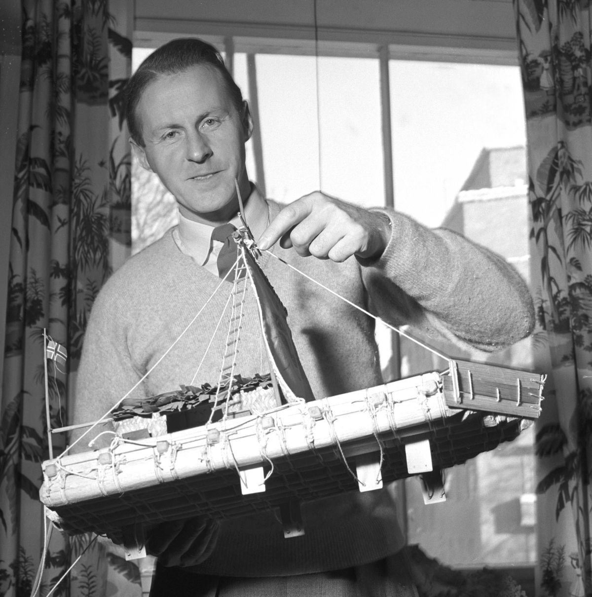 Heyerdahl 1955-ben, kezében a Kon-Tiki modelljével 