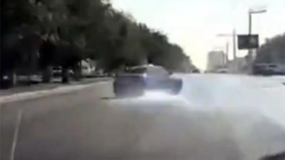 Kikanyarodott a főútra a driftmester, hogy megmutassa a tudását, hamar sírás lett a vége - videó