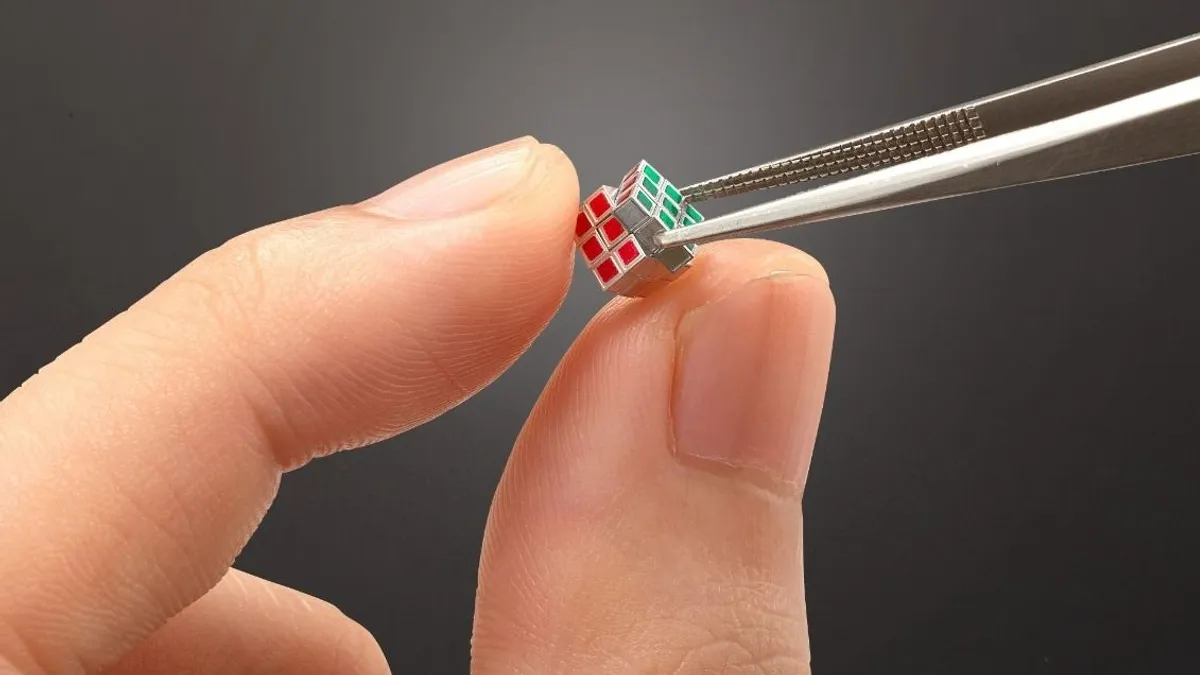 Bemutatták a világ legkisebb Rubik-kockáját