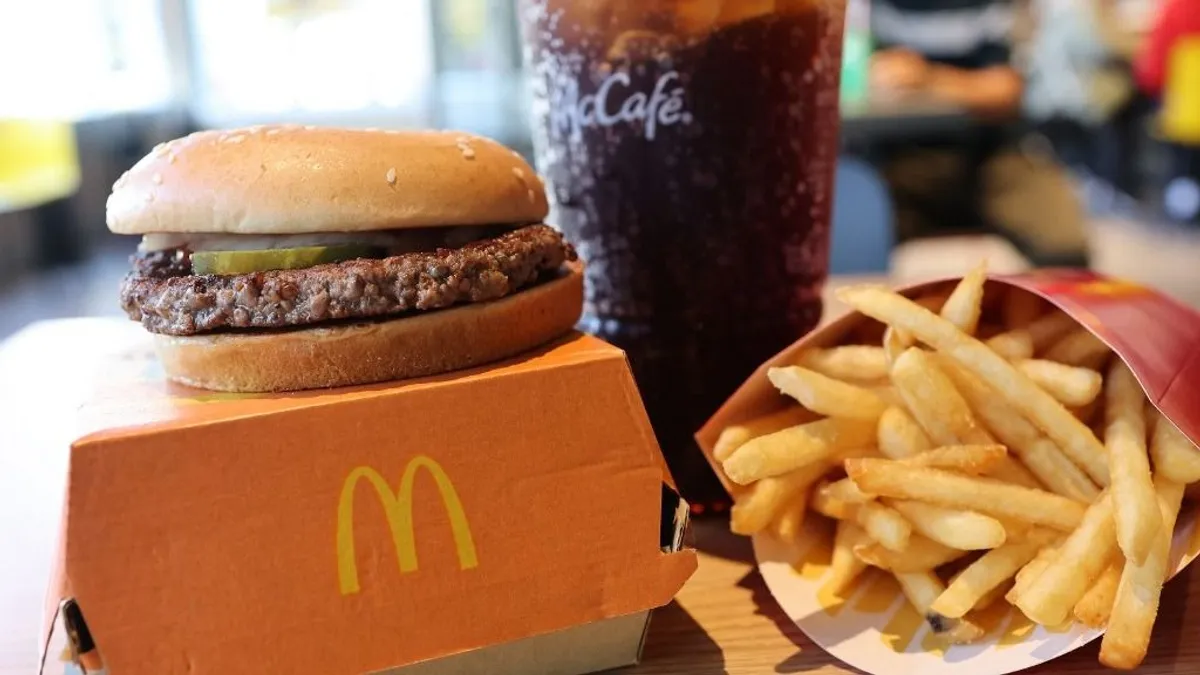 Kórházba kerültek, miután a McDonald'sban ettek