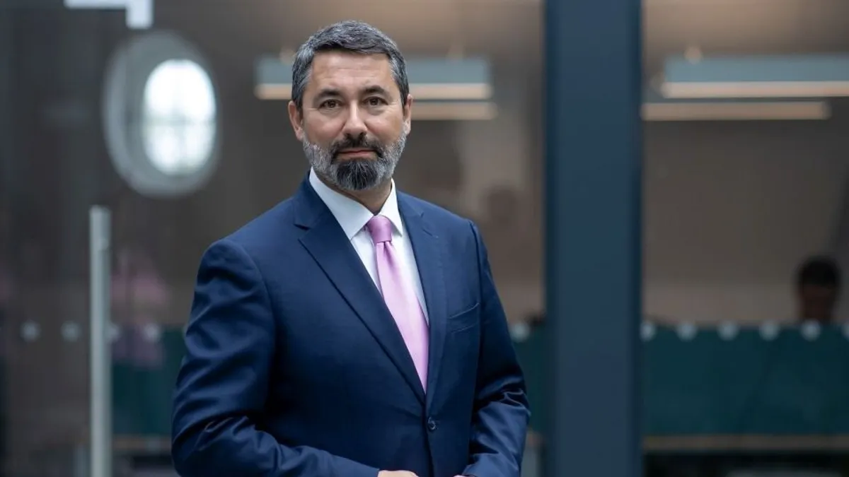 Hidvéghi Balázs úgy kívánt további jó munkát a Tiszás EP képviselőknek, hogy azt nem teszik zsebre