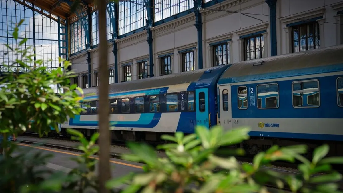 Szerelvénybe csapódott egy mozdony a celldömölki vasútállomáson, egy ember súlyosan megsérült