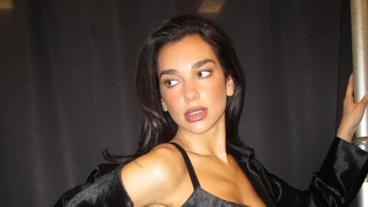 Dua Lipa bugyiban vonaglik - videó