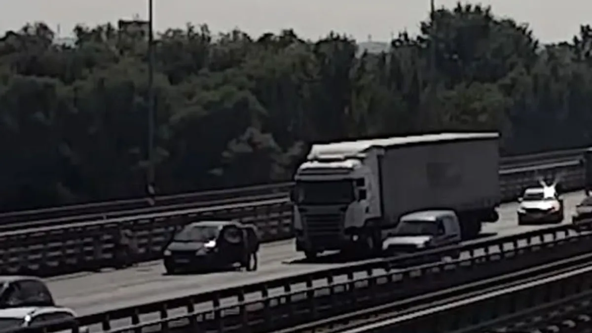 Hős kamionos védte meg a balesetet szenvedett nagymamát és négy unokáját az M0-son - videó