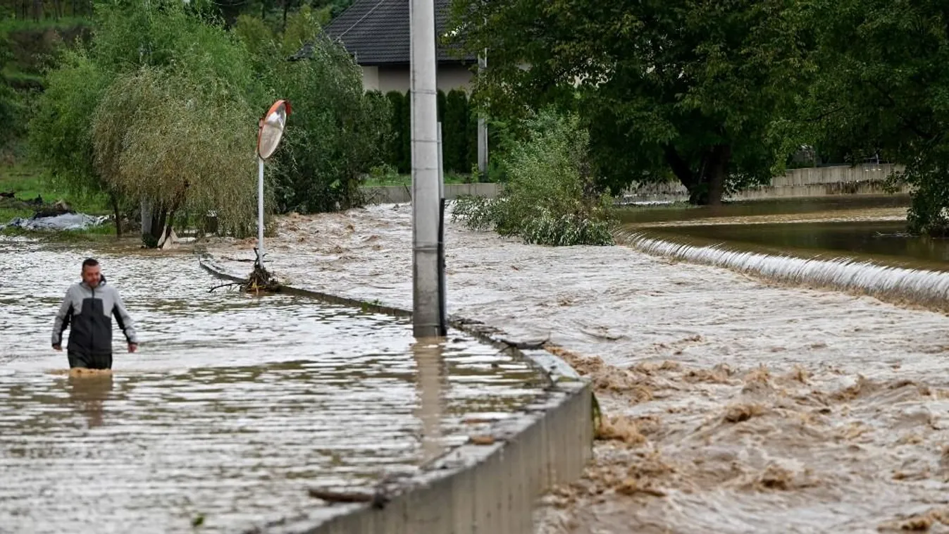 Illusztráció Egy férfi sétál a vízben egy elárasztott úton egy heves esőzést követően Kiseljak városában, Szarajevótól mintegy húsz kilométerre nyugatra 2024. október 4-én