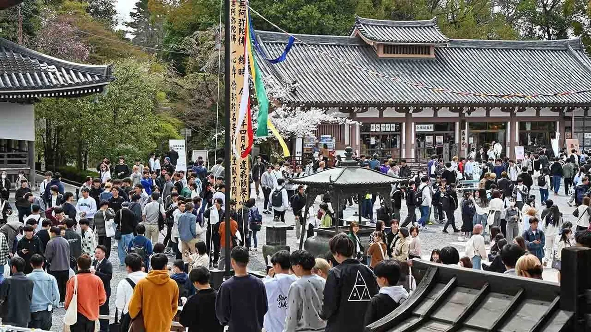 A kiotói templomot ellepi a turisták szemete