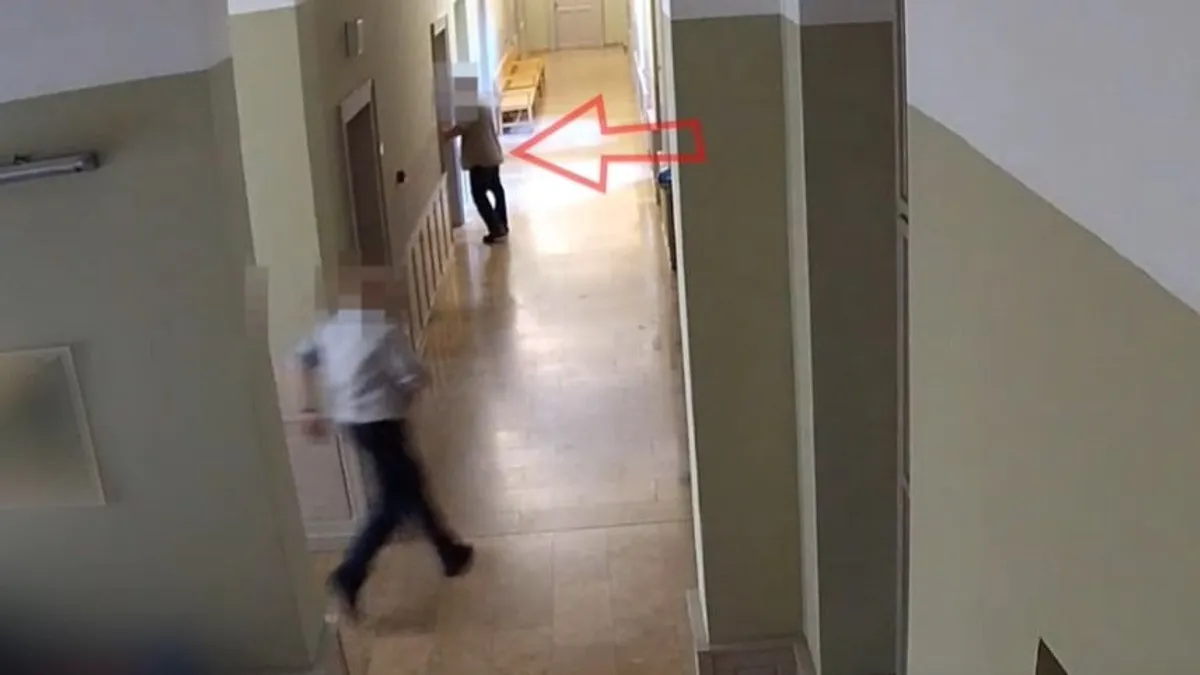 A bíróságon támadt a biztonsági őrökre egy férfi - videó