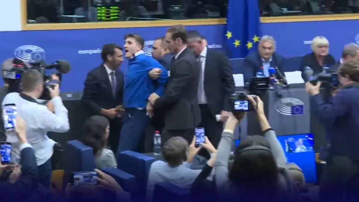 Gyurcsány-párti aktivista zavarta meg Orbán Viktor nemzetközi sajtótájékoztatóját - videó