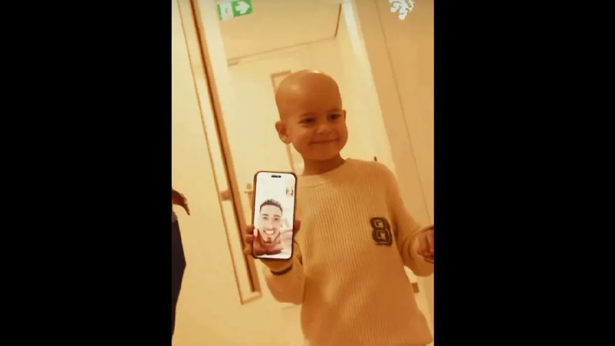 Örömet akart szerezni a holland focista, végül telefonos segítséget kért, hogy valóban boldog legyen a beteg kisfiú