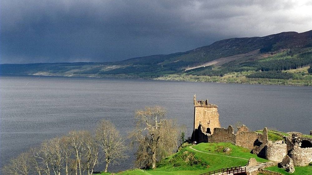 Loch Ness híres és állítólagos szörnyét itt, a tó partján álló ősi Urquhart-kastély romjai előtt látták a leggyakrabban