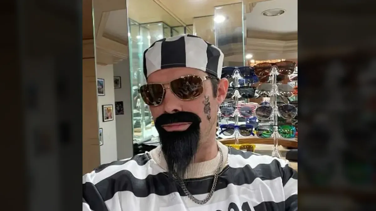 A bejelentette a munkahelyváltását a neten
