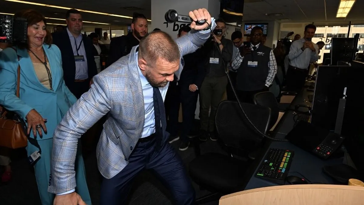 Conor McGregor egy köteg pénzzel ment el inni - videó