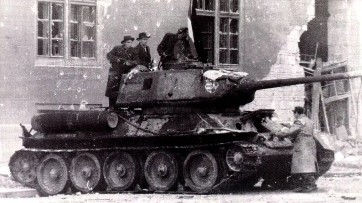Köztársaság tér 1956: véres provokációk robbantották ki a pártház ostromát
