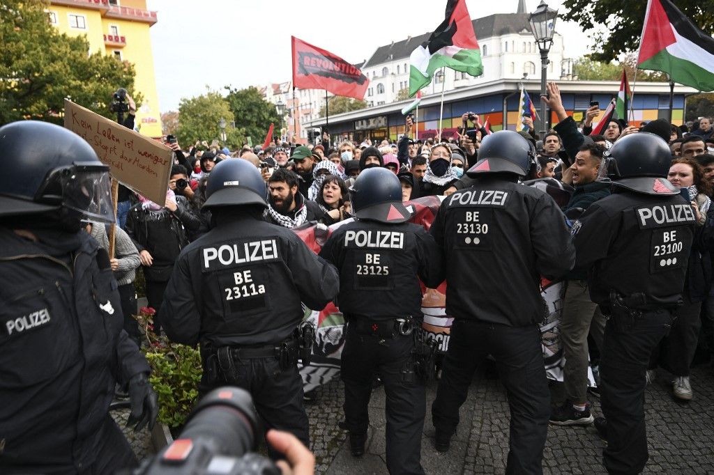 German police intervene pro-Palestine demonstrators in Berlin