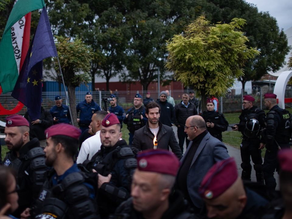 A Tisza Párt tüntetése a közmédia épülete előtt, TiszaPárt, tüntetés, demonstráció, MTVA székház, Fekete-Győr András, FeketeGyőrAndrás, 2024.10.05.