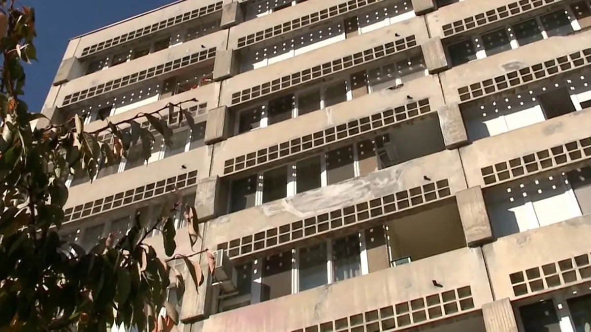 Meghalt a férfi, akinek egy betondarab zuhant a fejére egy debreceni társasházról - videó