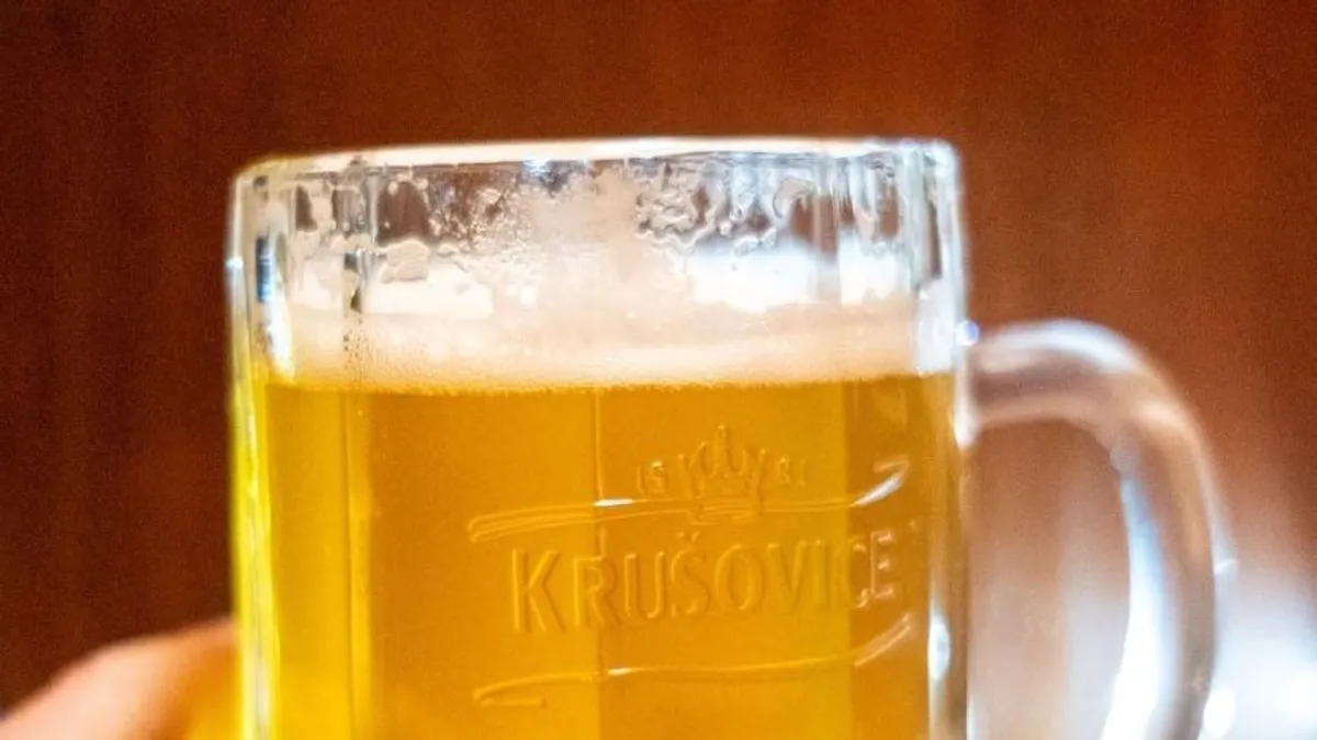 Prága szigorít az esti kocsmázás szabályain, elegük van a részegekből