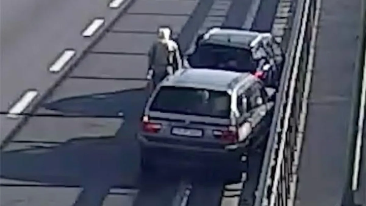 Vakon váltott sávot egy kamion mögül az M0-son, telibe találta a sor végén állót - videó