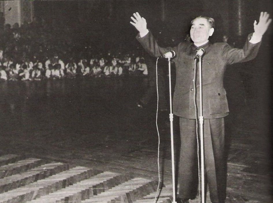 Zhou Enlai bejelenti az atombomba sikeres tesztelését