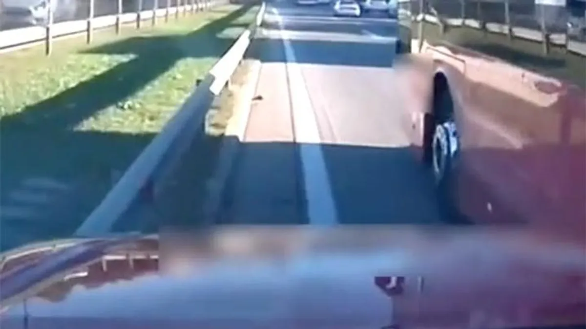 Egy busz felkente a szalagkorlátra a kamerást az M0-son, majd gondolkodás nélkül továbbhajtott - videó
