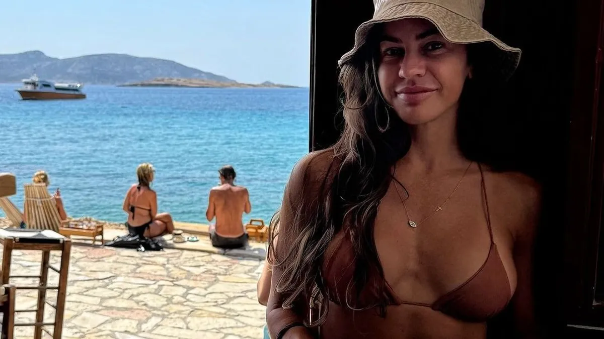 Az apró bikini alig takarja a szexi álomnő csodás melleit