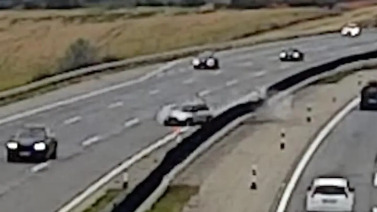 Egyszerre akart sávot váltani két autós az M0-son, az egyik ijedtében lebontotta a korlátot - videó