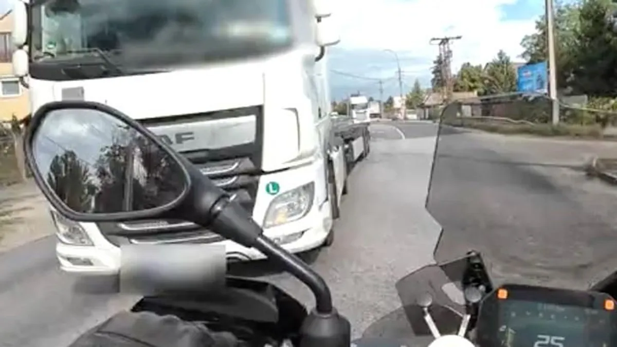 Zöldnél elindult a motoros Csepelen, aztán jött egy ámokfutó kamionos - videó