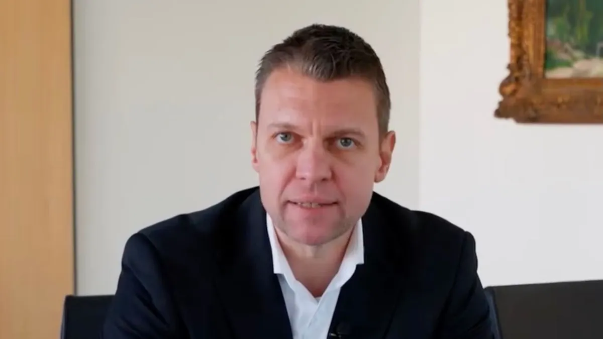 Menczer Tamás: Önök nem kedvesek, meg aranyosak, képviselő úr, Önök csicskák - videó