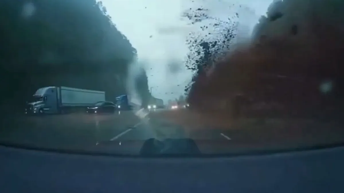 Horror az amerikai autópályán: egy sárlavina kis híján eltemetett egy kocsit - videó