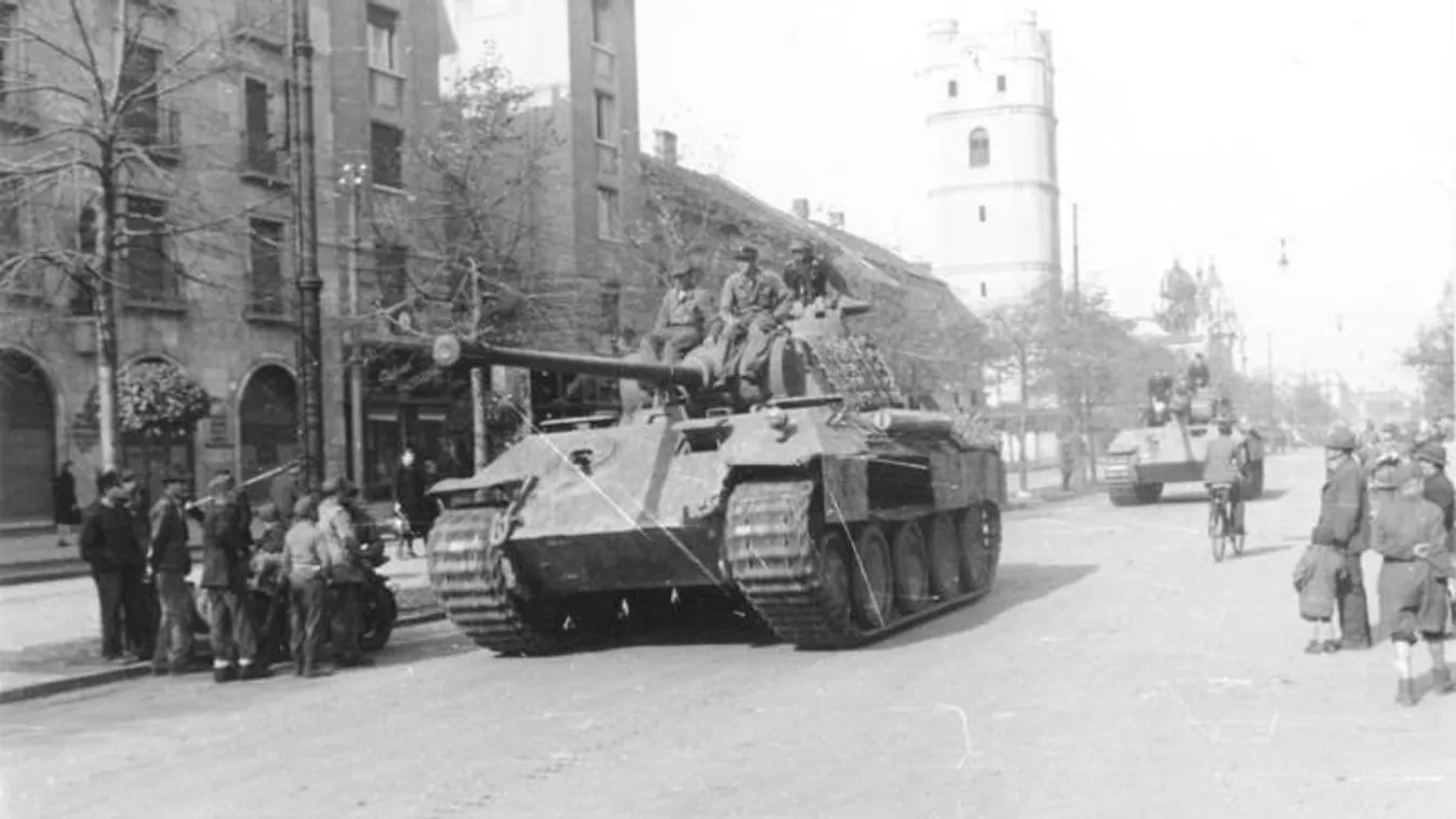 Hortobágyi tankcsata: a német Panther Ausf; harckocsik menetben Debrecenben a Piac utcán. Háttérben a csonkatemplom