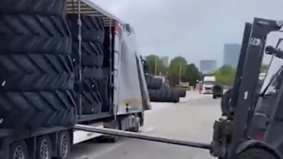 Ahogy ez a targoncás lepakolja a traktorgumikat a kamionról, az a szakma abszolút csúcsa - videó