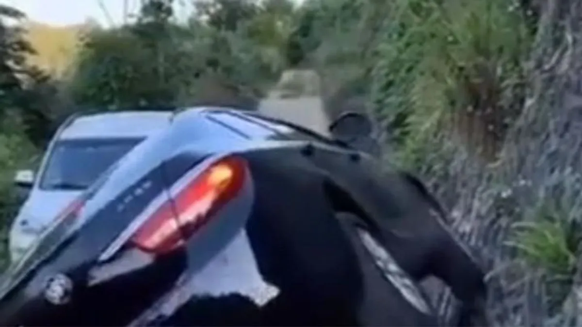 Ez az autós soha nem mondja, hogy nem férek el, szó szerint a falra is felmászik a kocsijával - videó