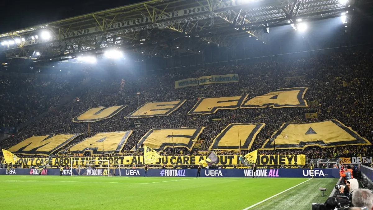 Az UEFA-t szidta a világ leghíresebb szurkolótábora a BL-ben