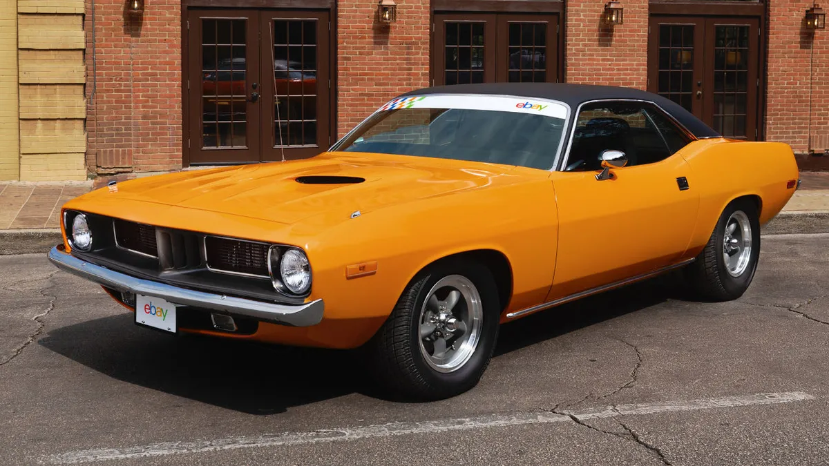 Áldását és a papaja-narancsot adta a McLaren erre az 1973-as Plymouth Barracudára