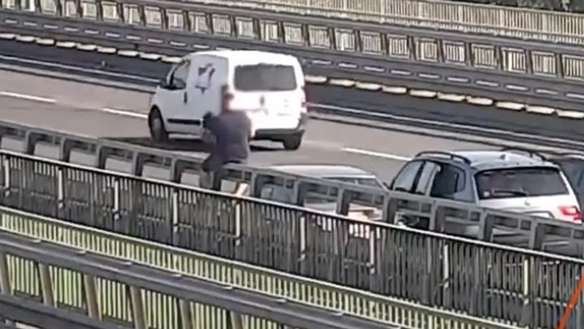 Baleset történt az M0-s belső sávjában, az egyik sofőr a szalagkorlátra ülve kezdett beszélgetni - videó