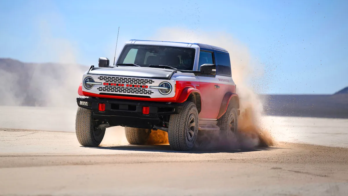 Klasszikus versenyautót idéz a legújabb Ford Bronco