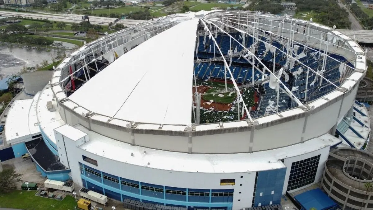 Döbbenetes pusztítás: videón, ahogy a Milton hurrikán letépi a baseballstadion tetejét