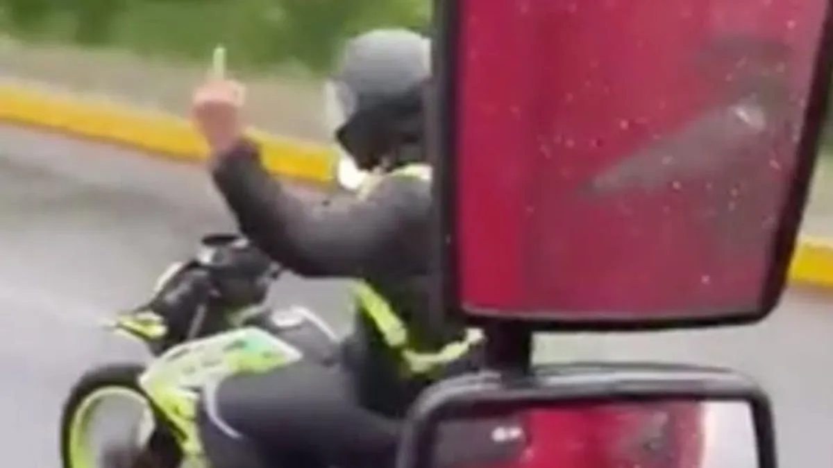 Bemutatott a motoros a kamionosnak a szakadó esőben, aztán jött egy pocsolya és vele a bosszú - videó