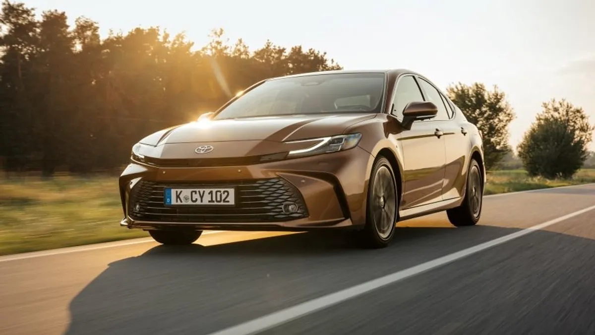Visszatért a hibrid limuzin - Toyota Camry menetpróba
