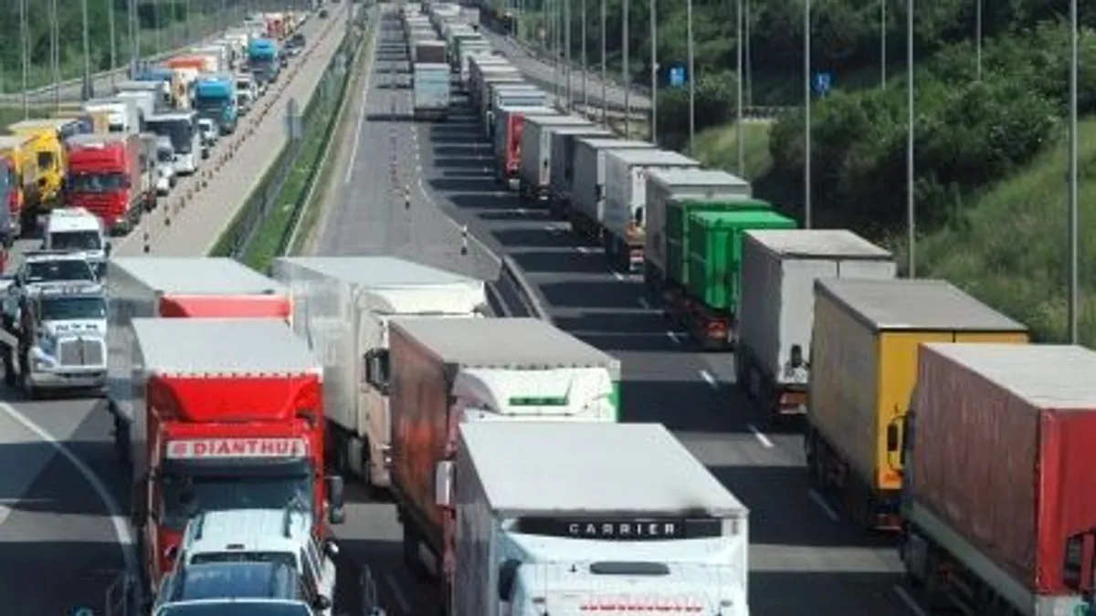 Baleset miatt több kilométeres dugó van az M0-áson