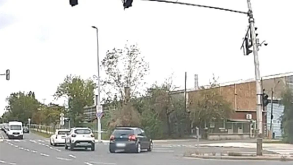 Büntetőfékezett egy agresszív autós, óriásit mentett a piroson áthajtó harmadik - videó