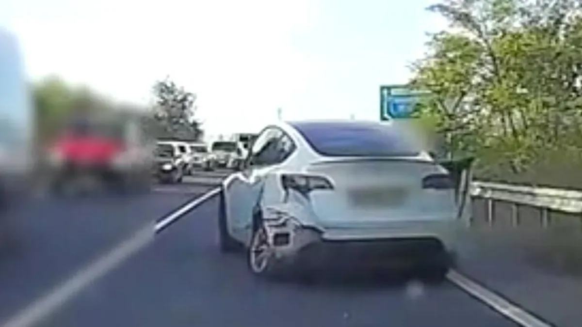 Az út helyett valami mást nézett egy furgonos az 5-ös úton, egyenesen nekihajtott egy Teslának - videó