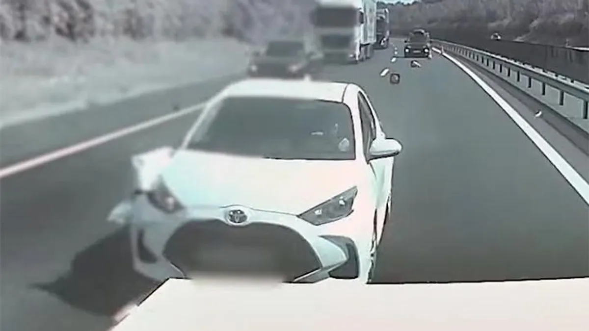 Fékezés nélkül hajtott bele egy autós a közutasok járművébe - videó