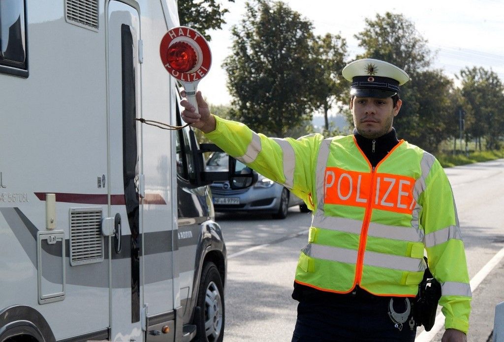 Szövetségi rendőrök ellenőrzik a járműveket a német-dán határon.