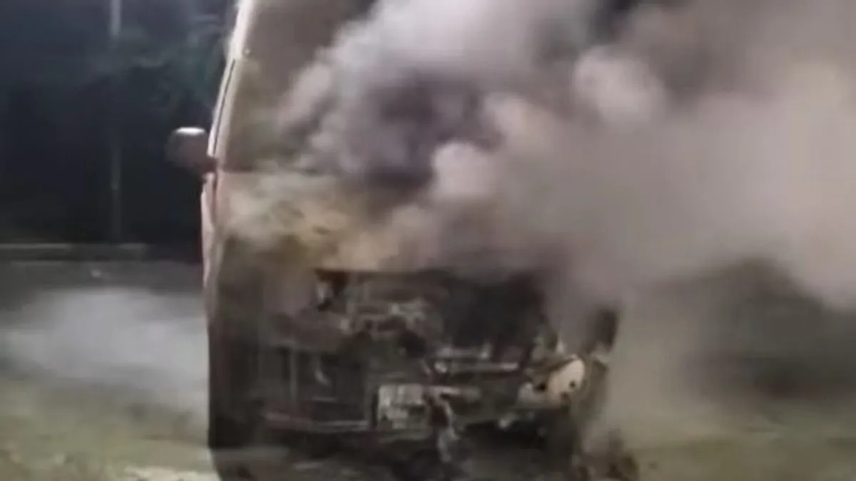 Kigyulladt egy mentőautó Romániában - videó