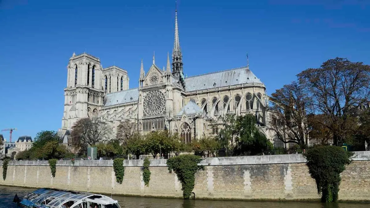 Háború Párizsban, az újranyitó Notre-Dame miatt esett egymásnak a kormány és az egyház