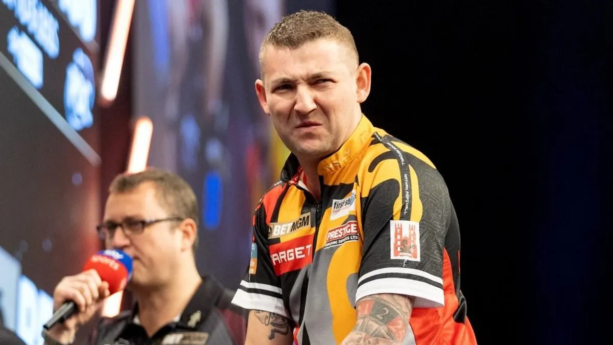 Idegrohamot kapott a dartsjátékos, dühösen dobta el a nyilat