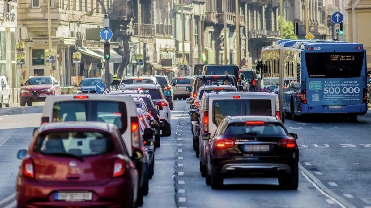 Szakértő: a háromszorosára emelt budapesti parkolási díjakért semmit nem kapnak az autósok