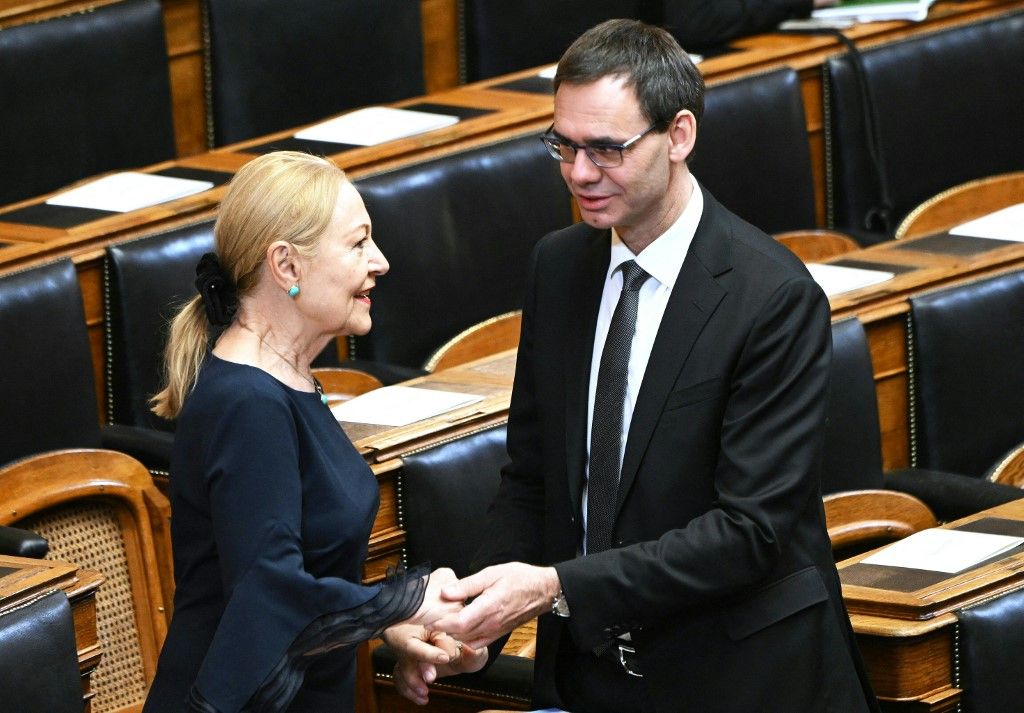 Az Osztrák Néppárt tagja, Benita Ferrero-Waldner (L) és Markus Wallner vorarlbergi kormányzó Alexander van der Bellen (a képen nem látható) osztrák államfő eskütételi ceremóniáján