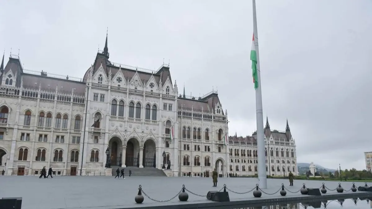 Október 6.: felvonták, majd félárbócra engedték a nemzeti lobogót az Országház előtt